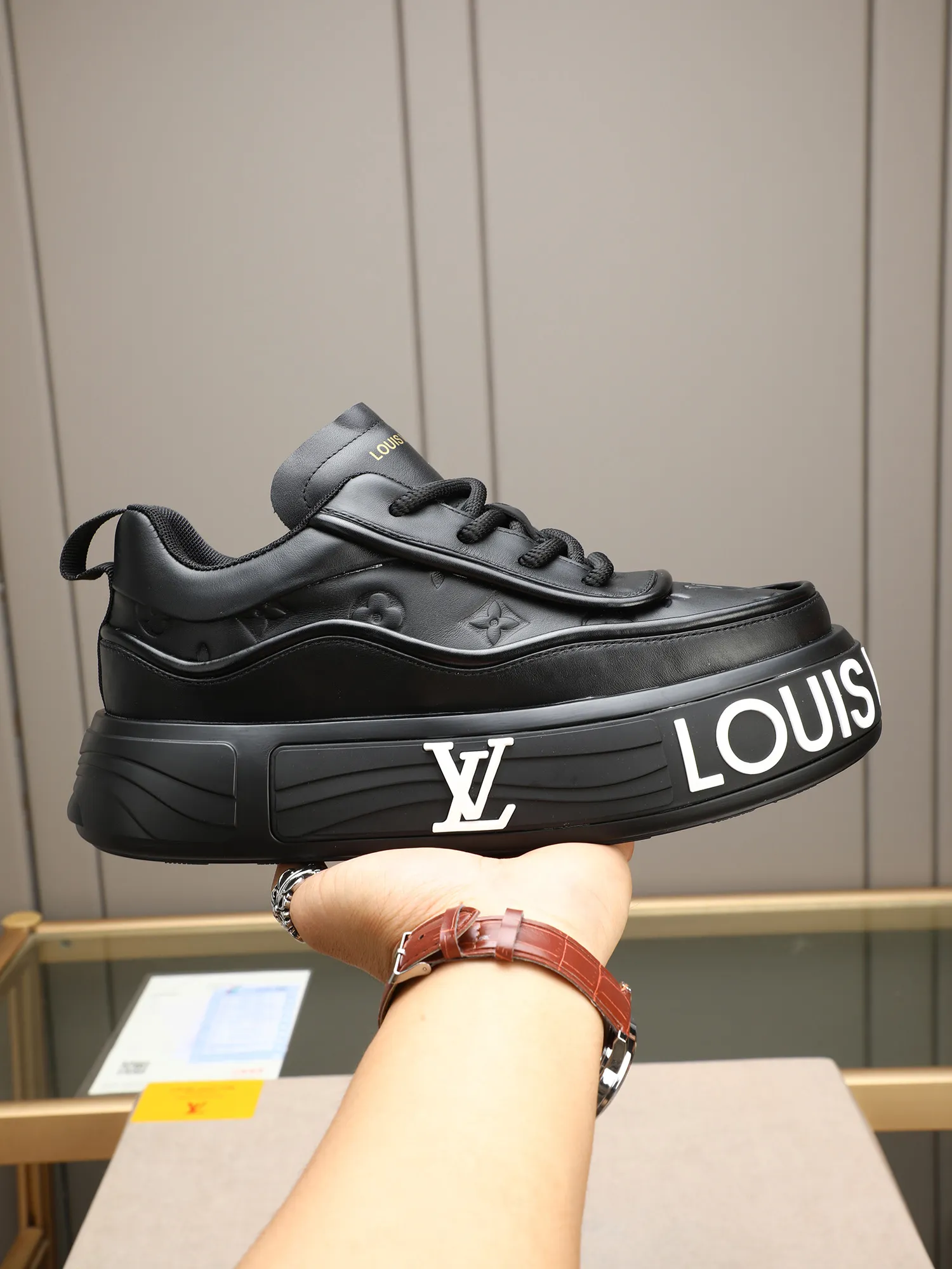Men's men's shoes 💰560 LV are fashionable and fashionable, and the uppers are made of imported cowhide embossing! Super trendy design! It’s eye-catching! The leather is soft, delicate, shiny and translucent, showing the ultimate in pure handcraftsmanship, and the mesh is soft, comfortable and breathable! Size: 39-44 (38 45 customized)